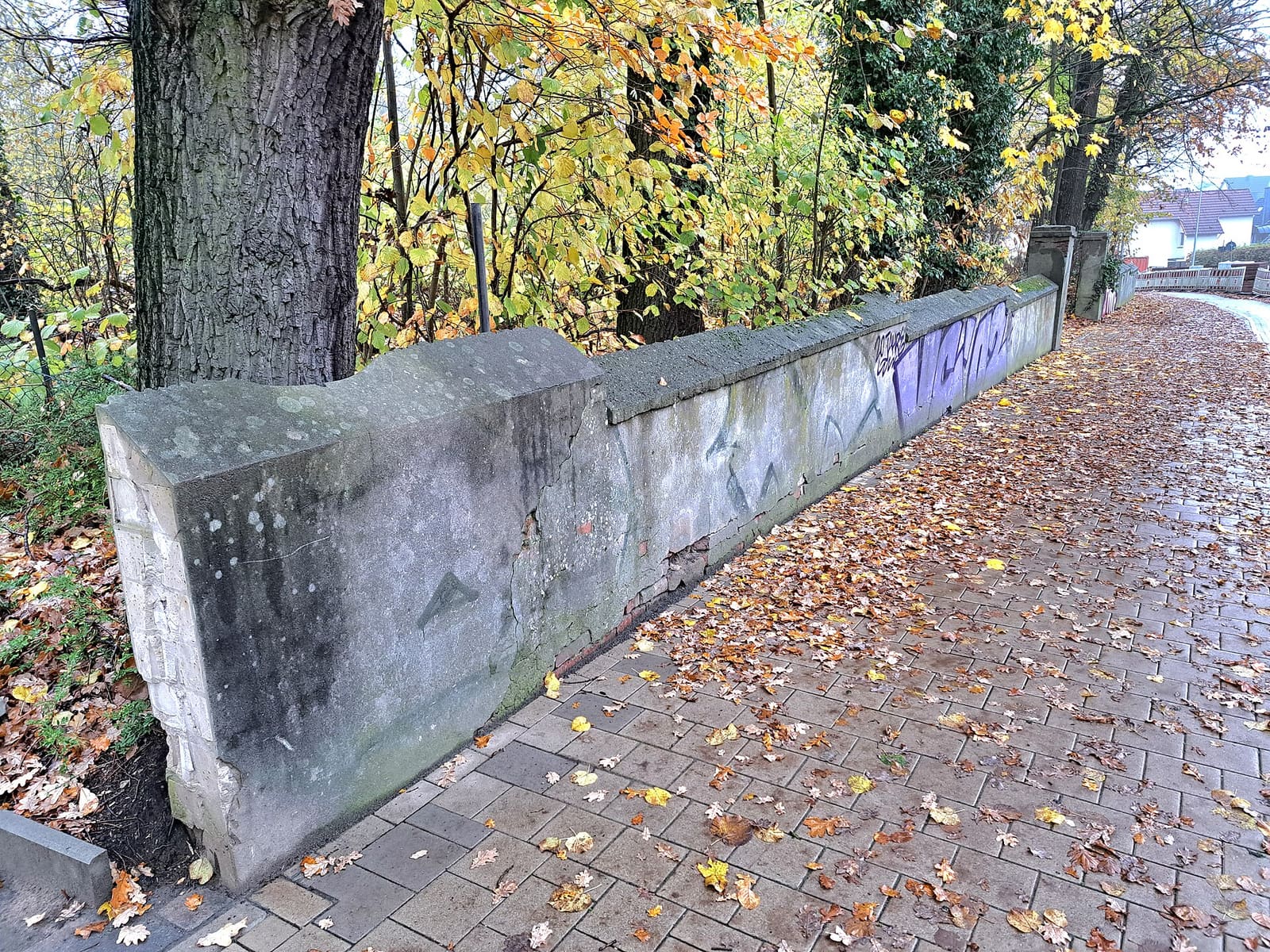 Begrenzungsmauer des Altgeländes