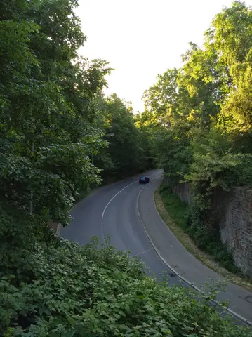 Der Fürstenauer Weg in Osnabrück von der Fußgängerbrücke am Piesberg aus gesehen, Blickrichtung stadtauswärts.